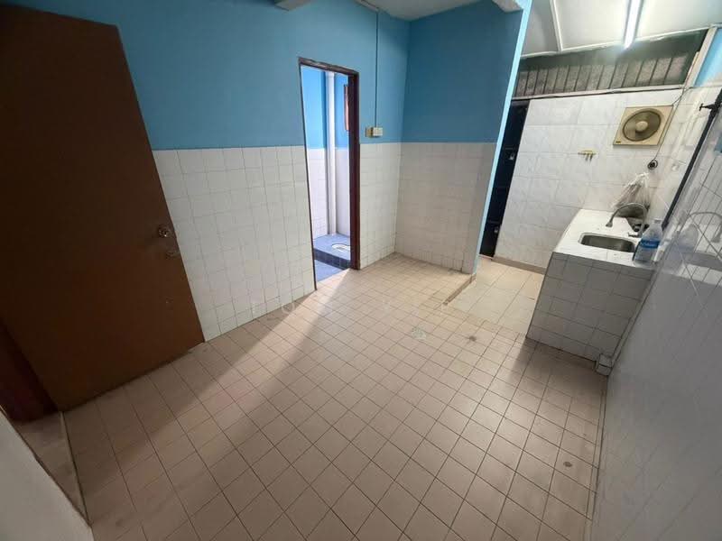Terraced House for Sale in Bandar Country Homes (Rawang) - Tom Yip - Kitchen - PropertyGuru.com.my