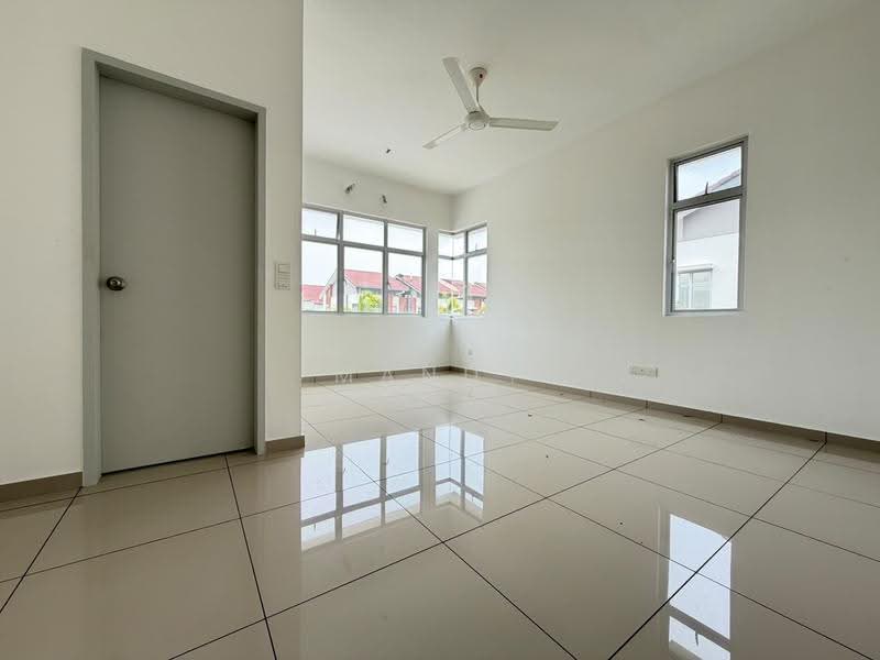 Rumah Teres untuk Dijual di Bandar Rimbayu (Telok Panglima Garang) - Mandy Cheow - Living Room - PropertyGuru.com.my