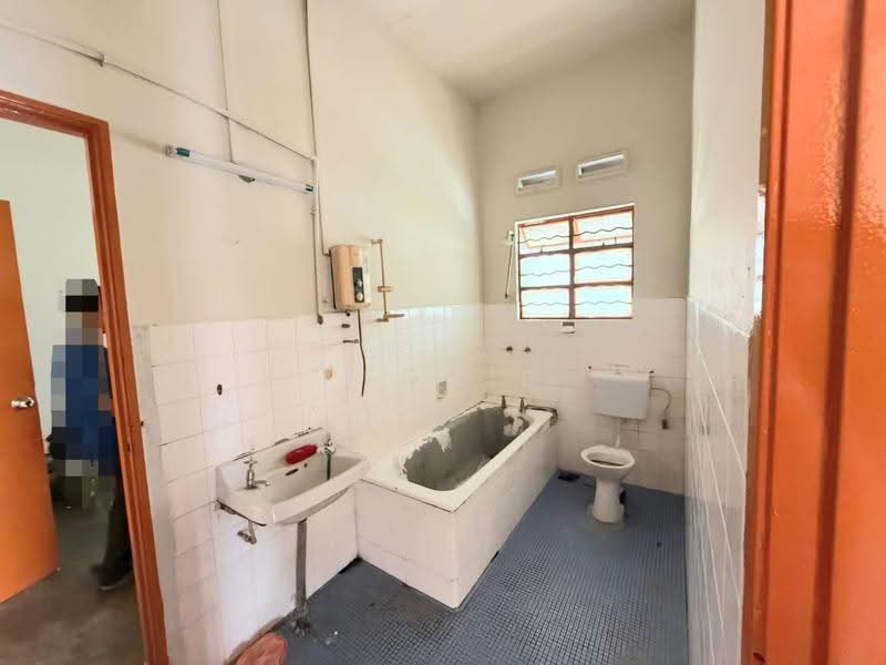1-storey Terraced House for Rent in Taman Abad (Johor Bahru) - Peggie Chua - Bathroom - PropertyGuru.com.my