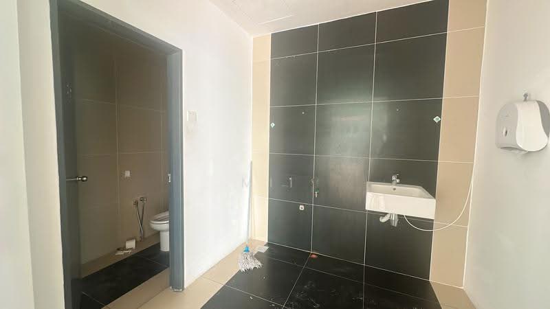 Shop / Office untuk Disewa di Melaka City (Melaka) - Mii Ong - Bathroom - PropertyGuru.com.my
