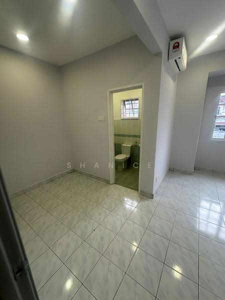 Rumah Teres 2-Tingkat untuk Disewa di Taman Putra Prima (Puchong) - Shanice Low - Bathroom - PropertyGuru.com.my