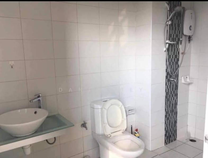Kediaman Servis untuk Disewa di Greenfield Regency - Daniel Tey - Bathroom - PropertyGuru.com.my