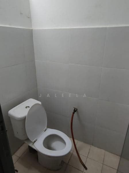 Rumah Flat untuk Disewa di Taman Sri Muda - Jaleela Banu Ahmad - Bathroom - PropertyGuru.com.my