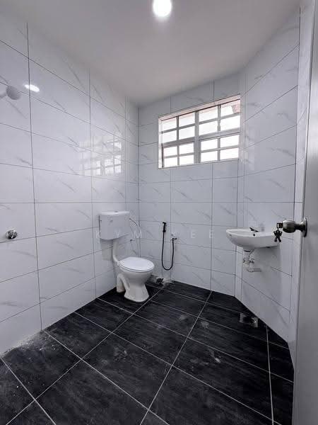 Rumah Teres untuk Dijual di Taman Kota Jaya (Kota Tinggi) - Kym Kee - Bathroom - PropertyGuru.com.my
