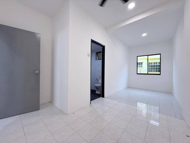Rumah Teres untuk Dijual di Taman Kota Jaya (Kota Tinggi) - Kym Kee - Bathroom - PropertyGuru.com.my