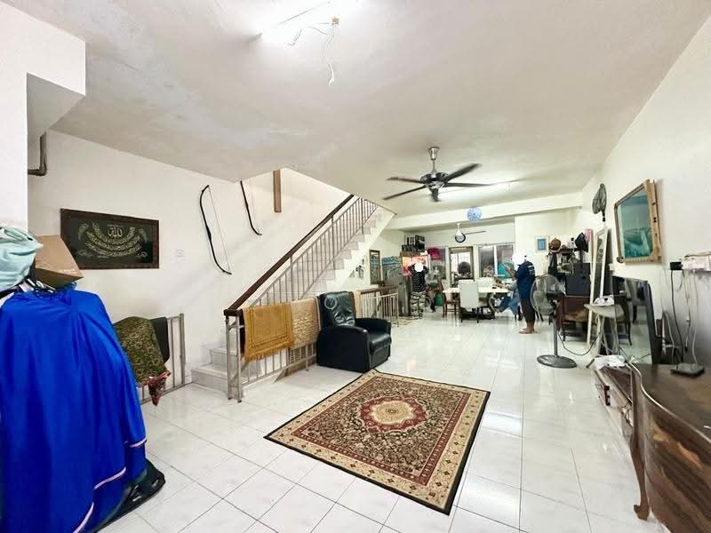 3-storey Terraced House for Sale in Taman Selayang Mulia (Selayang) - Thoriq Suparman - Living Room - PropertyGuru.com.my