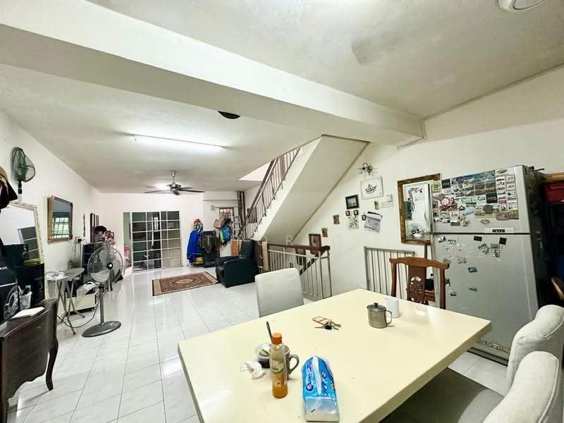 3-storey Terraced House for Sale in Taman Selayang Mulia (Selayang) - Thoriq Suparman - Living Room - PropertyGuru.com.my