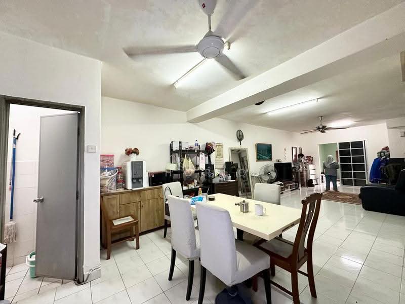 3-storey Terraced House for Sale in Taman Selayang Mulia (Selayang) - Thoriq Suparman - Living Room - PropertyGuru.com.my