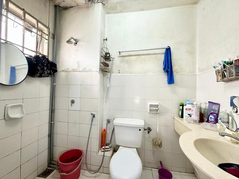 3-storey Terraced House for Sale in Taman Selayang Mulia (Selayang) - Thoriq Suparman - Bathroom - PropertyGuru.com.my