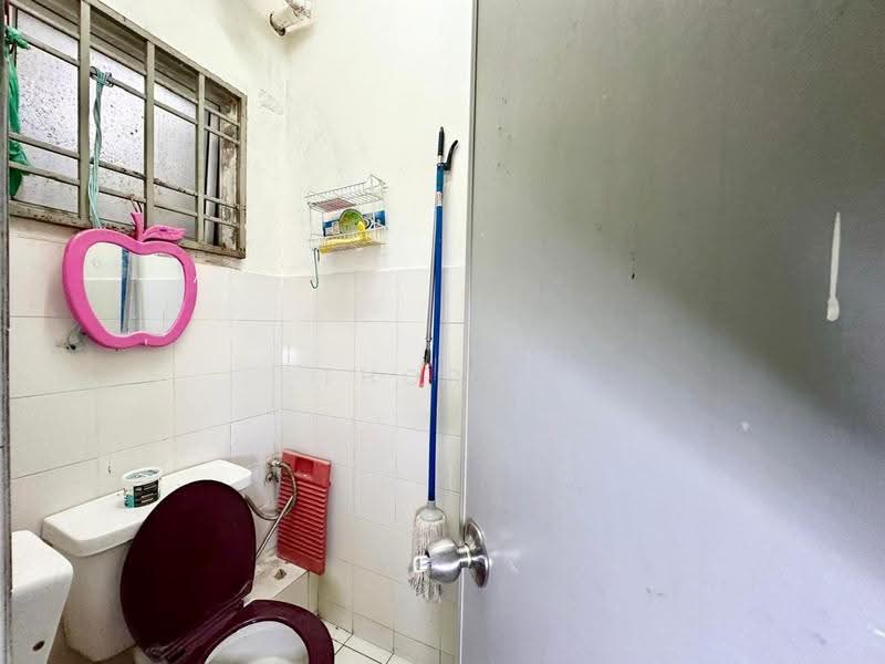 3-storey Terraced House for Sale in Taman Selayang Mulia (Selayang) - Thoriq Suparman - Bathroom - PropertyGuru.com.my