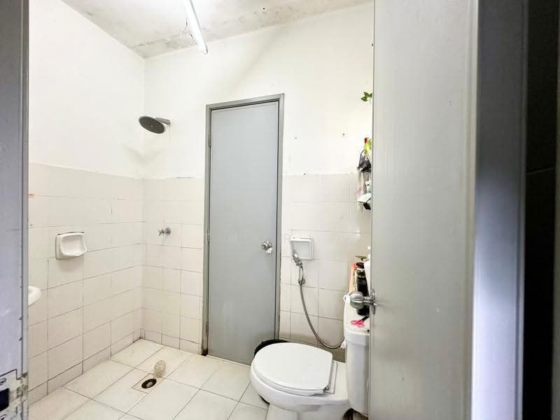 3-storey Terraced House for Sale in Taman Selayang Mulia (Selayang) - Thoriq Suparman - Bathroom - PropertyGuru.com.my