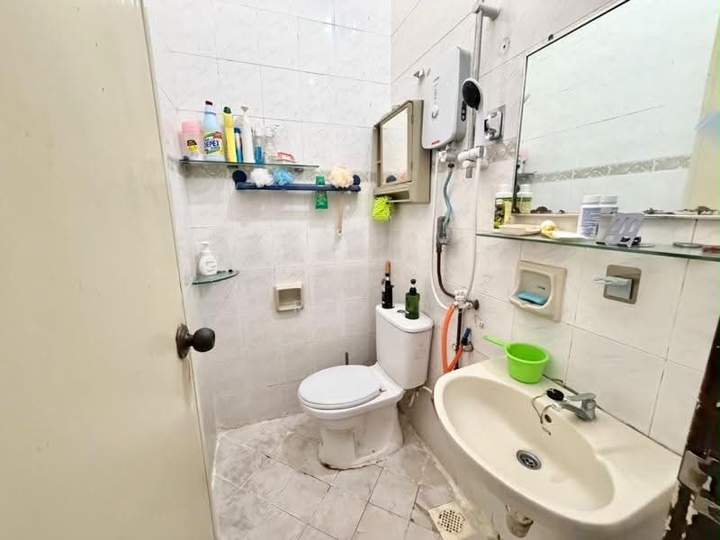 1-storey Terraced House for Sale in Taman Daya (Johor Bahru) - Larry Ng - Bathroom - PropertyGuru.com.my