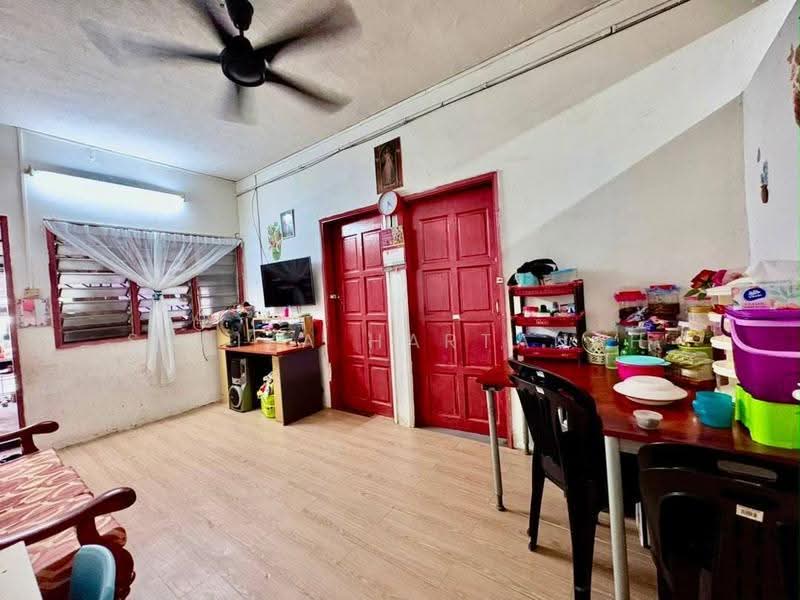 Rumah Flat untuk Dijual di Taman Sri Muda - Sariza Hartanah - Living Room - PropertyGuru.com.my