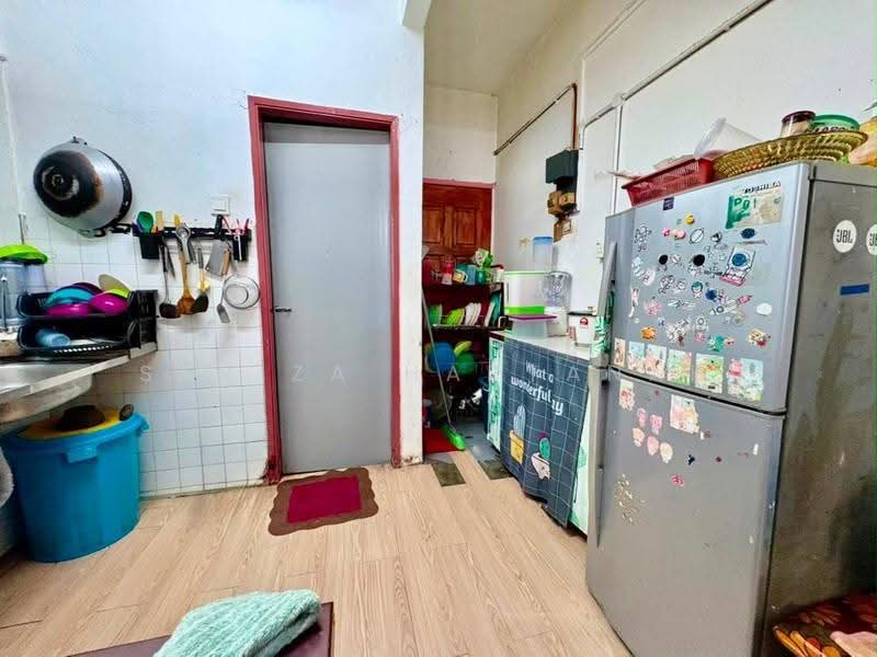 Rumah Flat untuk Dijual di Taman Sri Muda - Sariza Hartanah - Kitchen - PropertyGuru.com.my