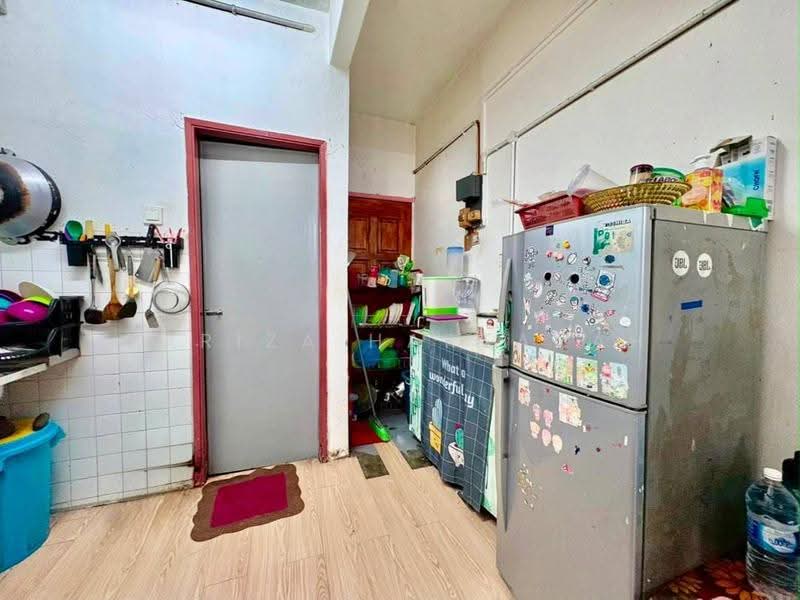 Rumah Flat untuk Dijual di Taman Sri Muda - Sariza Hartanah - Kitchen - PropertyGuru.com.my