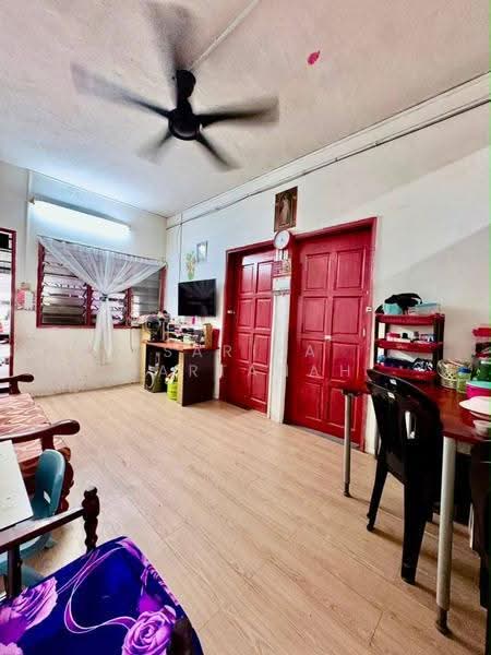 Rumah Flat untuk Dijual di Taman Sri Muda - Sariza Hartanah - Living Room - PropertyGuru.com.my