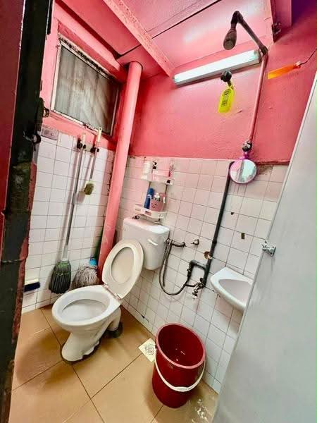 Rumah Flat untuk Dijual di Taman Sri Muda - Sariza Hartanah - Bathroom - PropertyGuru.com.my