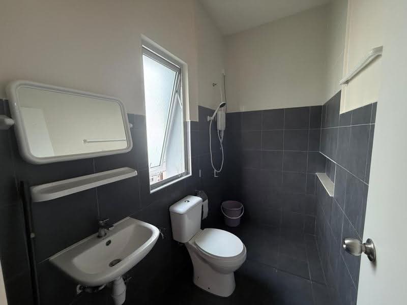 Rumah Teres 2-Tingkat untuk Disewa di Beranang (Selangor) - Wil Koh - Bathroom - PropertyGuru.com.my