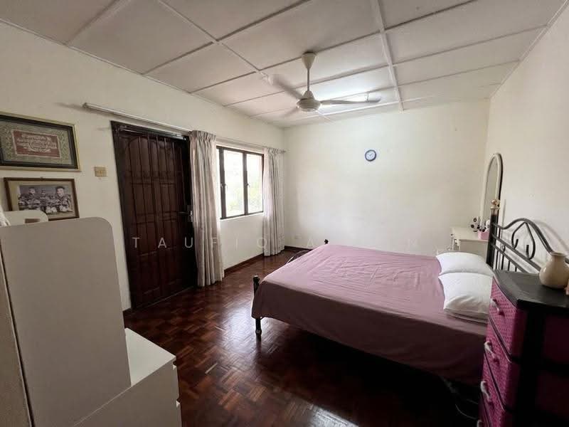 2-storey Terraced House for Sale in Ampang Jaya (Ampang) - Taufiq Azlan - Master Bedroom with balcony - PropertyGuru.com.my