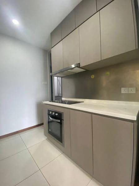 Service Residence for Sale at Crescent Bay Suites (Teluk Bayu) - Emily Hau - Kitchen - PropertyGuru.com.my