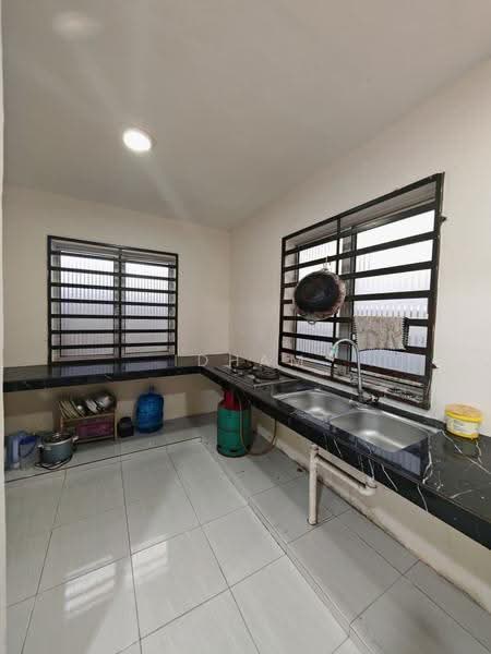 Semi-Detached House for Sale in Taman Balok Makmur (Sungai Karang) - Idham Che'Ali - Kitchen - PropertyGuru.com.my