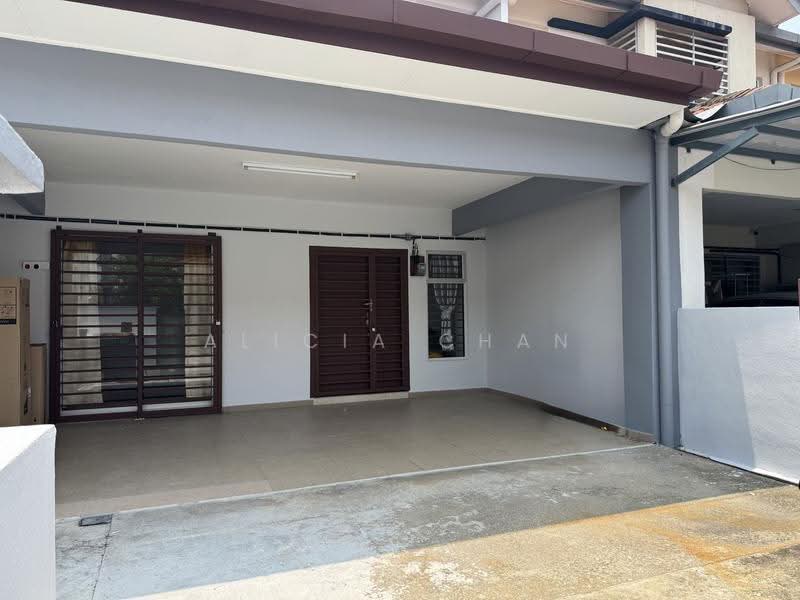 Terraced House for Rent in Bandar Springhill (Jimah) - Alicia Chan - Car Porch - PropertyGuru.com.my