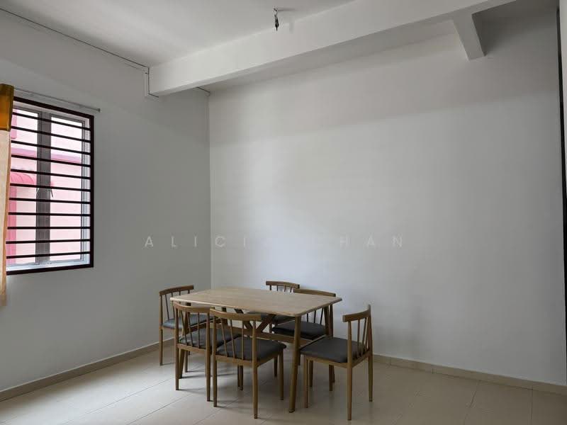 Terraced House for Rent in Bandar Springhill (Jimah) - Alicia Chan - Dining Area New Dining Table & Chairs - PropertyGuru.com.my