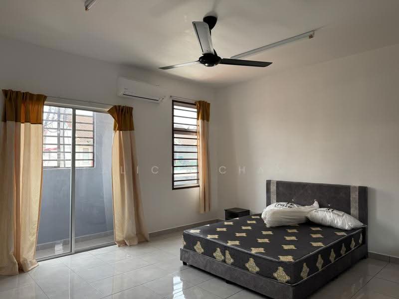 Terraced House for Rent in Bandar Springhill (Jimah) - Alicia Chan - Master Bedroom New Air Condition - PropertyGuru.com.my