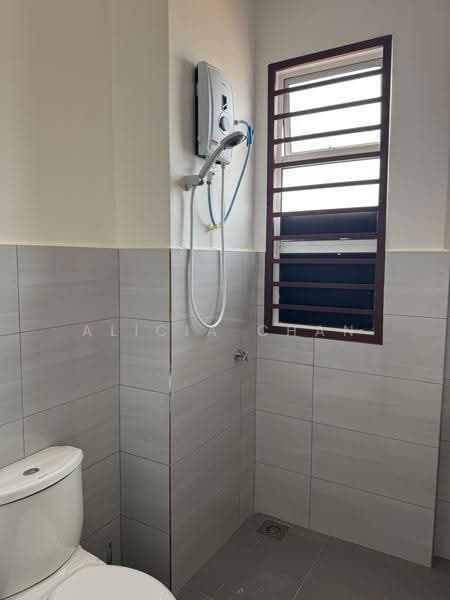 Terraced House for Rent in Bandar Springhill (Jimah) - Alicia Chan - Bathroom with New Water Heather - PropertyGuru.com.my