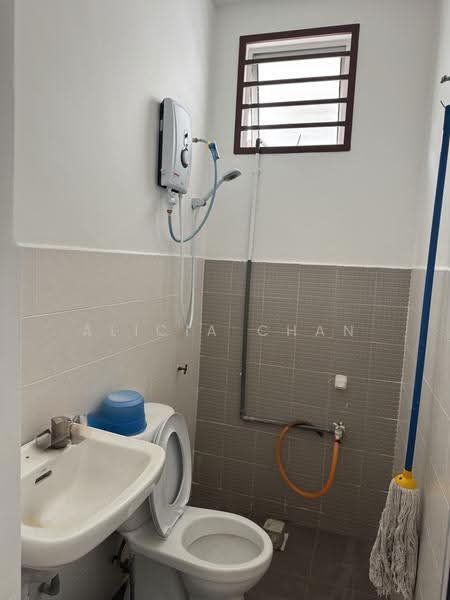Terraced House for Rent in Bandar Springhill (Jimah) - Alicia Chan - Master Bathroom - New Water Heather - PropertyGuru.com.my