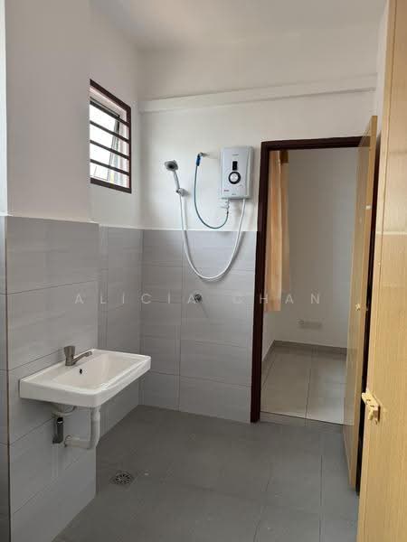 Terraced House for Rent in Bandar Springhill (Jimah) - Alicia Chan - 2nd floor Common Bathroom - PropertyGuru.com.my