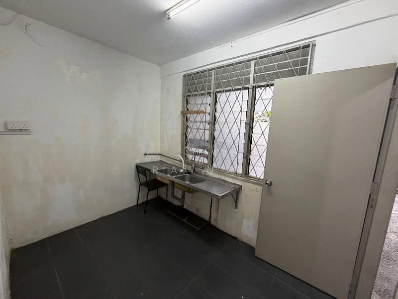Rumah Teres 2-Tingkat untuk Dijual di Taman Johor Jaya (Johor Bahru) - Rayna Pang - Kitchen - PropertyGuru.com.my