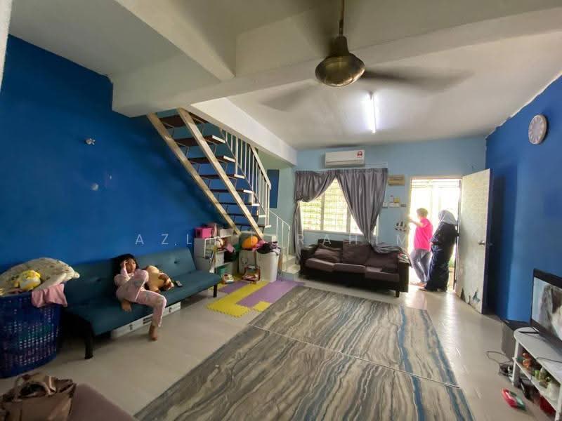 Rumah Teres 2-Tingkat untuk Dijual di Taman Tasik Semenyih (Semenyih) - Azli Ibrahim - Living Room - PropertyGuru.com.my