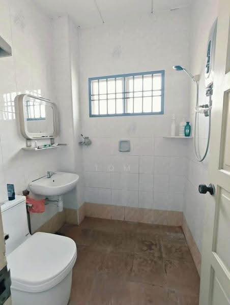 Semi-Detached House for Sale in Taman Eng Ann (Klang) - Tom Lee - Bathroom - PropertyGuru.com.my