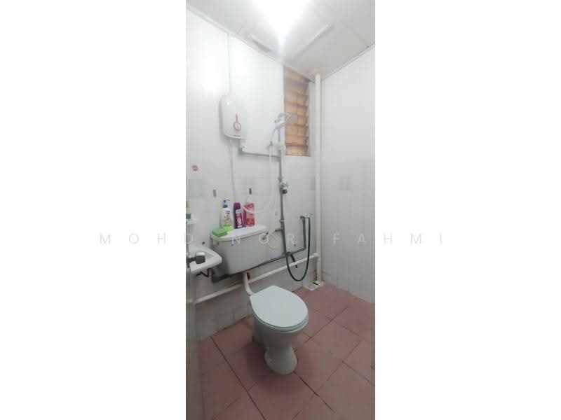 1.5-storey Terraced House for Sale in Bandar Kinrara Seksyen 1 (Bandar Kinrara) - Mohd Nor Fahmi - Bathroom - PropertyGuru.com.my