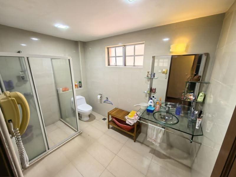 Rumah Berkembar untuk Dijual di Taman Yarl (Jalan Klang Lama (Old Klang Road)) - Eric Lau Mun Chung - Bathroom - PropertyGuru.com.my