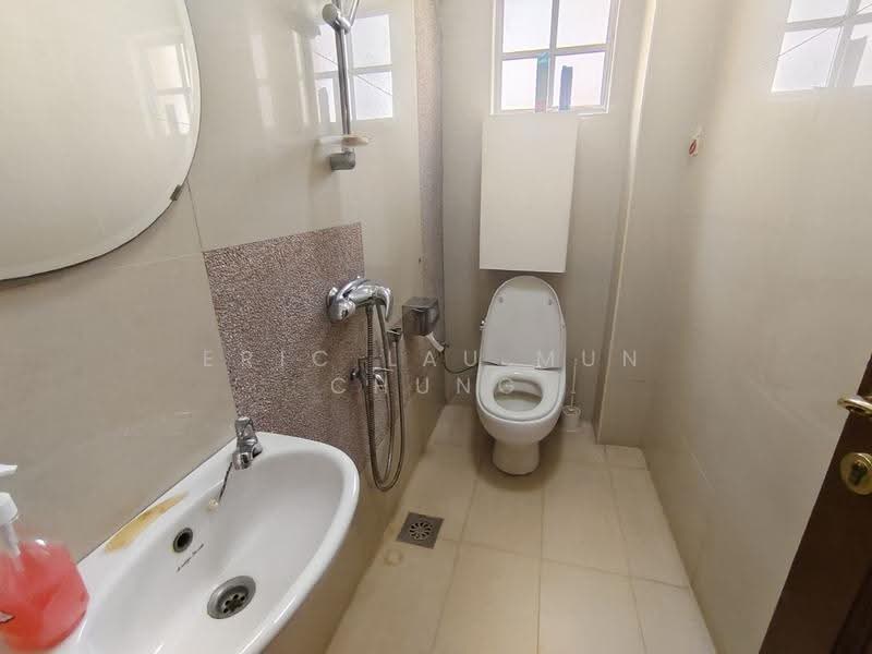 Rumah Berkembar untuk Dijual di Taman Yarl (Jalan Klang Lama (Old Klang Road)) - Eric Lau Mun Chung - Bathroom - PropertyGuru.com.my