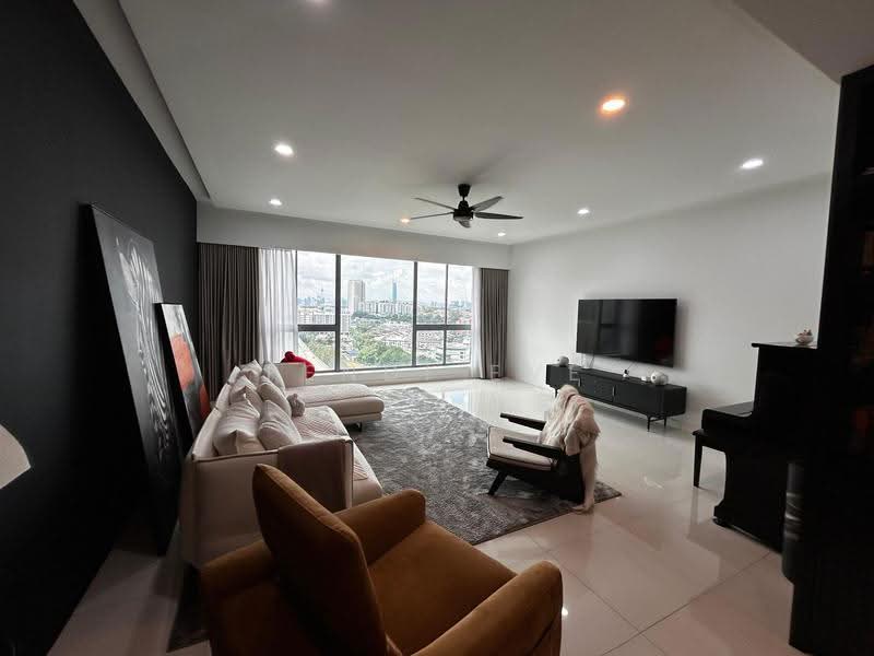 Kediaman Servis untuk Dijual di Gateway Kiaramas Residences - Fendi Eve - Living Room - PropertyGuru.com.my