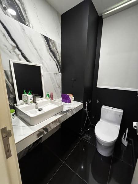 Kediaman Servis untuk Dijual di Gateway Kiaramas Residences - Fendi Eve - Bathroom - PropertyGuru.com.my