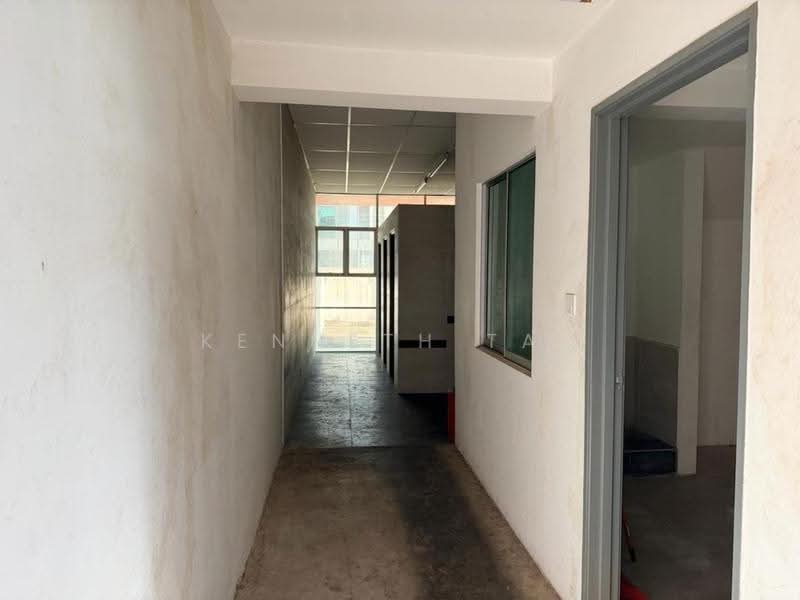 Kilang untuk Disewa di Taman Desa Cemerlang (Ulu Tiram) - Kenneth Tan - Corridor - PropertyGuru.com.my