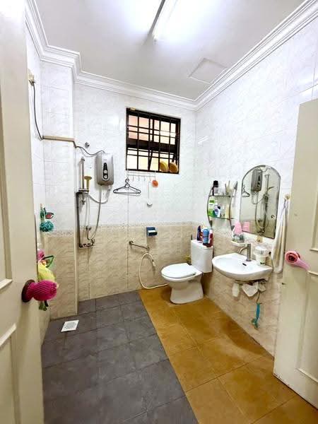 2-storey Terraced House for Sale in Taman Molek (Johor Bahru) - Karl Lim - Bathroom - PropertyGuru.com.my