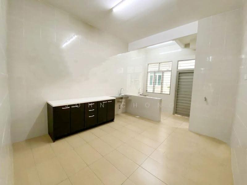 Semi-Detached House for Sale in Taman Pinggiran Putra (Seri Kembangan) - John Chong - Kitchen - PropertyGuru.com.my