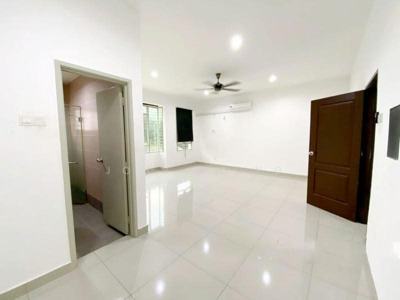 Semi-Detached House for Sale in Taman Pinggiran Putra (Seri Kembangan) - John Chong - Bedroom - PropertyGuru.com.my
