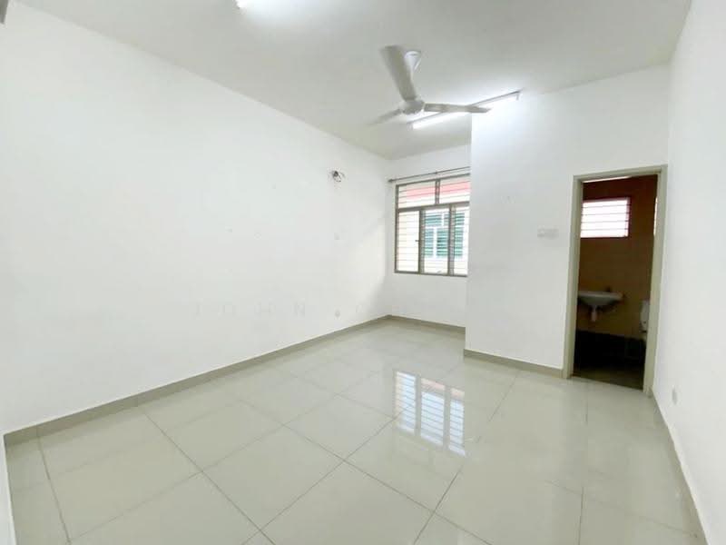 Semi-Detached House for Sale in Taman Pinggiran Putra (Seri Kembangan) - John Chong - Bedroom - PropertyGuru.com.my