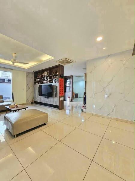 Rumah Kluster untuk Dijual di Taman Gaya (Ulu Tiram) - Carson . - Living Room - PropertyGuru.com.my