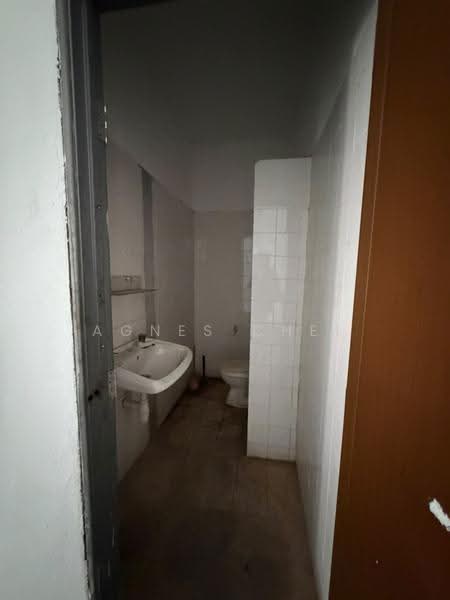 Factory for Sale in Klang (Selangor) - Agnes Chee - Bathroom - PropertyGuru.com.my