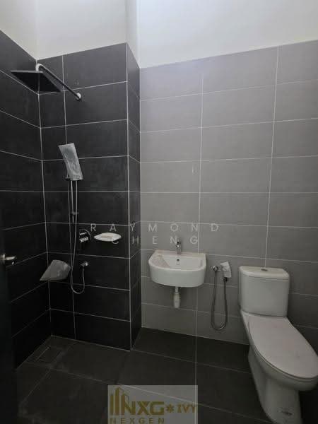 Rumah Berkembar untuk Dijual di Canary Garden (Klang) - Raymond Cheng - Bathroom - PropertyGuru.com.my