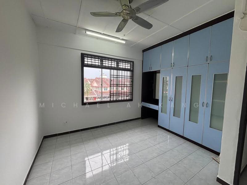Apartment for Sale at Sri Awana Townhouse - Michael Ah Kang - Bedroom - PropertyGuru.com.my