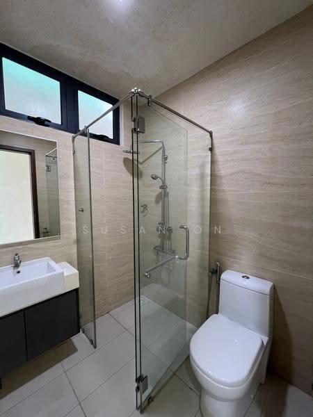 Kediaman Servis untuk Dijual di Crescent Bay Suites (Teluk Bayu) - Susan On - Bathroom - PropertyGuru.com.my