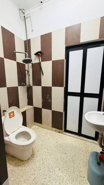 2-storey Terraced House for Sale in Bandar Baru Selayang (Selayang) - Azli Ibrahim - Bathroom - PropertyGuru.com.my